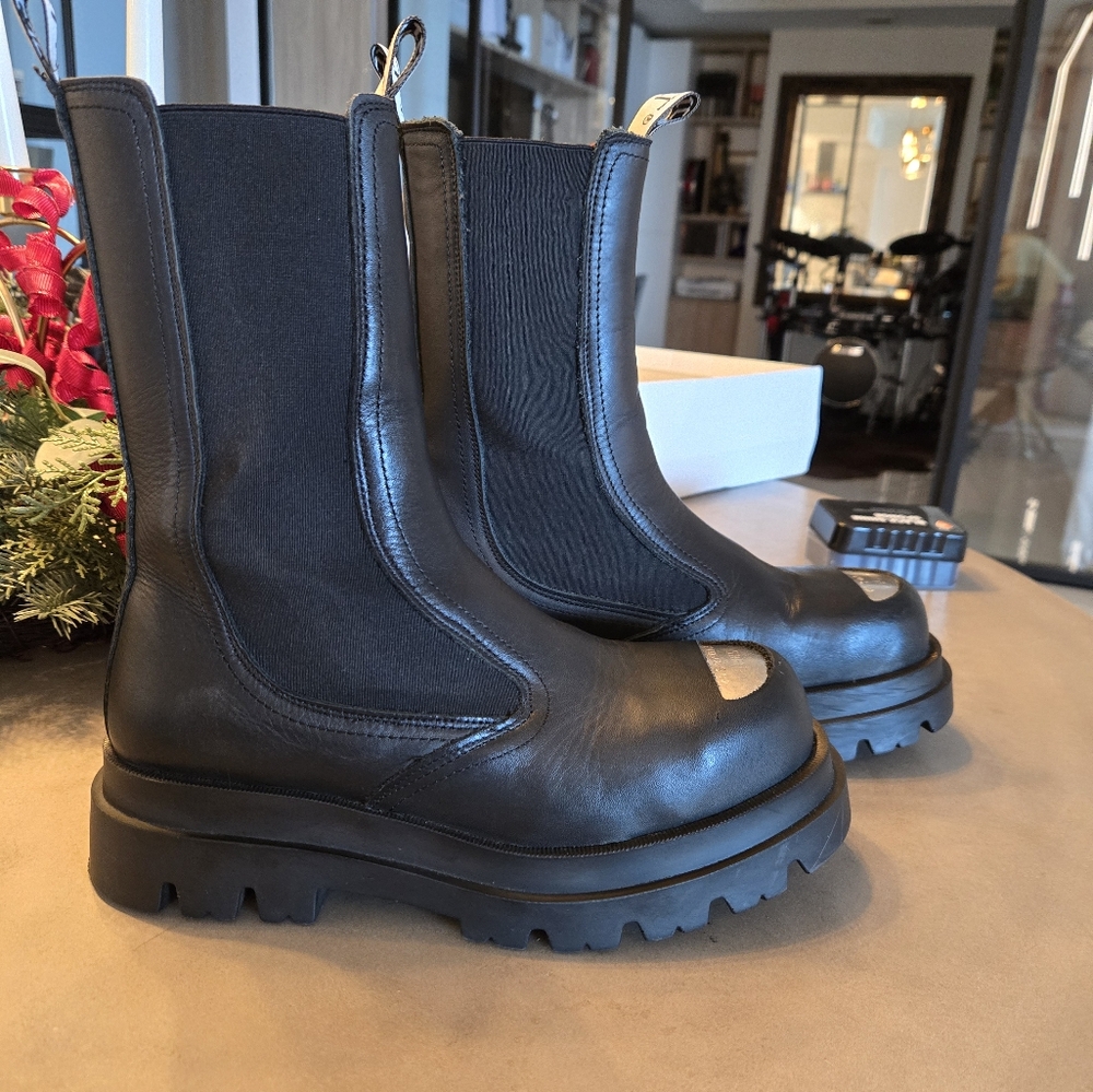 Boots - Picture 4 of 5